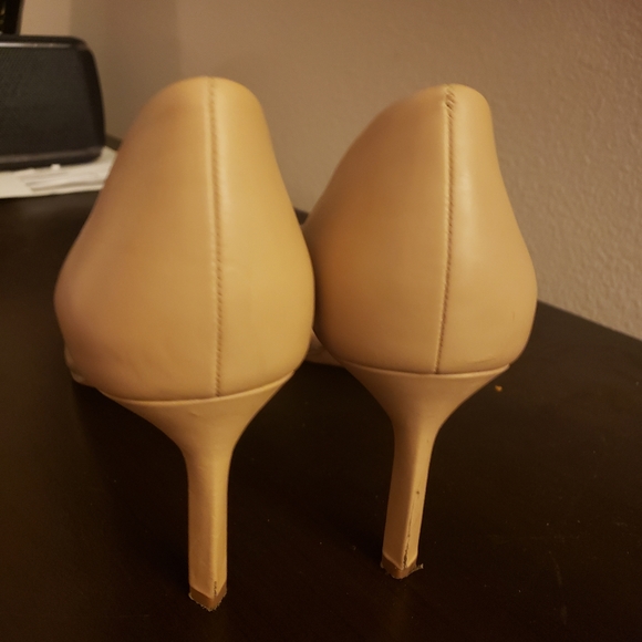 Size 11 Diane Von Furstenberg beige heels - Picture 3 of 5